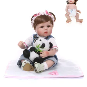 Poupée bébé reborn réaliste en salopette denim avec peluche panda et tétine rose