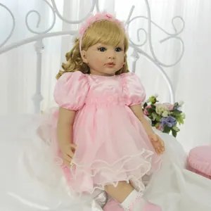 Bambola reborn principessa da 60cm con capelli biondi e vestito tutu rosa in posa seduta
