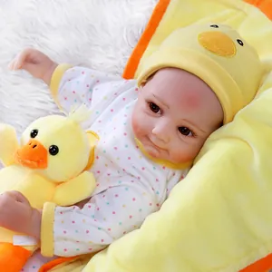 Poupée bébé reborn réaliste en tenue à pois avec un accessoire en peluche canard jaune