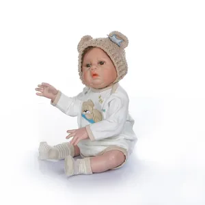 Bambola Reborn realistica con cappello a orsetto lavorato a maglia e pagliaccetto