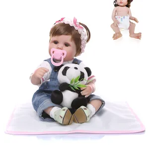 Détails d'une poupée reborn réaliste avec peluche panda et tétine magnétique rose