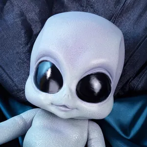 Poupée bébé extraterrestre réaliste à peau violette et grands yeux sur satin noir