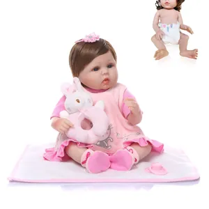 Poupée reborn réaliste en robe de dentelle rose avec peluche lapin et tétine