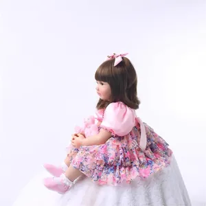 Poupée princesse réaliste de 60cm avec cheveux bruns, robe à fleurs et ours en peluche