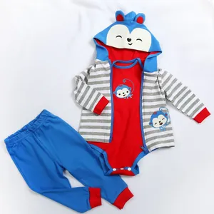 Tenue de poupée trois pièces avec barboteuse singe rouge et veste rayée à capuche
