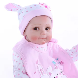 Poupée Reborn réaliste de 50cm en tenue à pois roses avec bonnet lapin et bavoir