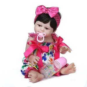 Lebensechte 48cm Silikon-Babypuppe im rosa Schmetterlingskleid mit Schnuller und Flasche