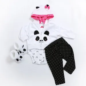 Tenue de poupée quatre pièces panda avec veste à capuche, body, pantalon et chaussons assortis