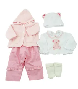 Detailansicht des 5-teiligen Puppenkleidungssets in Rosa und Weiß mit Bärenstickerei