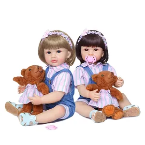 Poupée Reborn Réaliste en Silicone Corps Entier Avec Tenue à Rayures Salopette en Denim Ours en Peluche Jouet pour Enfants