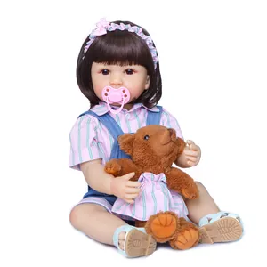 Poupée reborn réaliste de 55 cm avec bandeau floral et petit ours en peluche brun