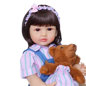 Poupée Reborn de 55 cm en silicone avec chemise rayée salopette en jean et petit ours en peluche