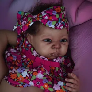Poupée reborn réaliste de 22 pouces à la peau foncée et robe fleurie violette