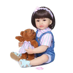 Poupée Reborn réaliste de 55 cm en silicone avec salopette et petit ours en peluche