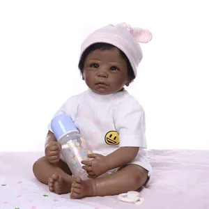 55cm lebensechte Reborn-Babypuppe mit dunkler Haut, weißem T-Shirt und Streifenmütze
