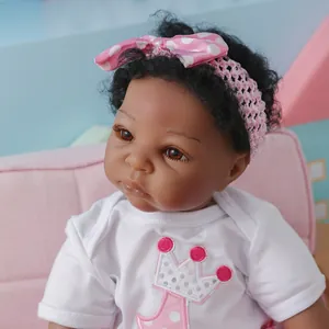 Poupée reborn afro-américaine réaliste avec cheveux frisés et t-shirt à motif couronne