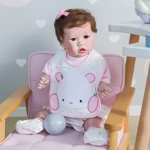 Ρεαλιστική κούκλα Reborn Saskia 22 ιντσών με σγουρά μαλλιά σε ροζ και λευκό σύνολο