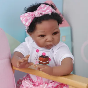 Poupée Reborn noire réaliste avec tenue rose à pois et body blanc à motif couronne