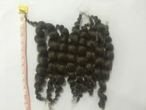 Detail von dunkelbraunen Mohair-Locken für Reborn-Puppen mit einem 10cm-Skala-Lineal gezeigt