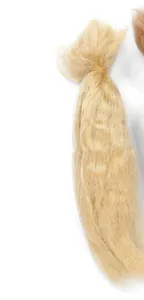 Nahaufnahme von lichtblonden gewellten Mohair-Fasern für Reborn-Puppen-Haare
