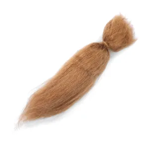 Makro-Detail von flauschigem ingwerbraunem Synthetik-Mohairhaar für Reborn-Puppen