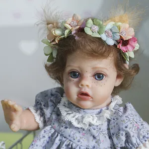 Poupée elfe reborn réaliste avec cheveux bouclés, yeux bleus et bandeau floral