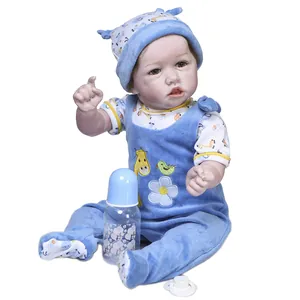 Bambola Reborn Saskia da 22 pollici in tuta di velluto blu con set di accessori