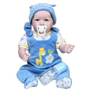 Bambola reborn maschio realistica da 22 pollici in velluto blu con ricamo a giraffa