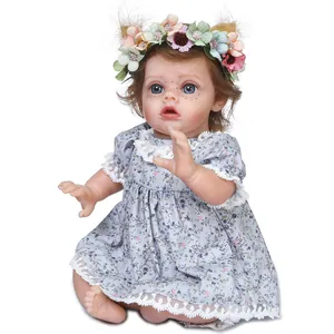 Poupée Reborn réaliste en robe bleue à fleurs avec bandeau floral et oreilles pointues