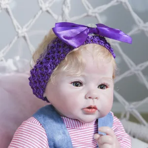 Poupée Reborn réaliste de 50cm avec un bandeau au crochet violet fait main et nœud