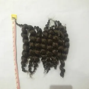 Dunkelbraune lockige Mohair-Haarbündel für Reborn-Babypuppen mit Maßband gezeigt