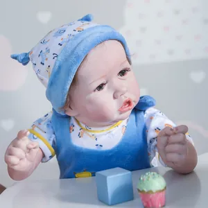 Bambola reborn realistica da 22 pollici in abito blu con stampe animali, blocchi e accessori