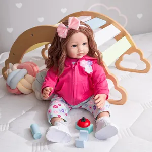 Poupée Reborn réaliste de 60cm avec cheveux longs bruns et sweat à capuche rose