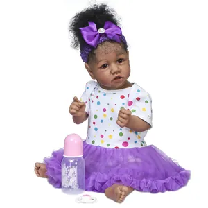 Poupée Reborn africaine de 55cm avec cheveux bouclés et robe tutu violette