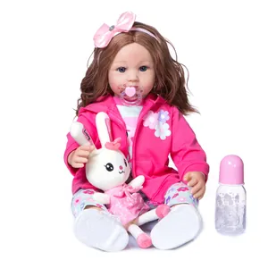 Poupée Reborn toddler aux cheveux longs avec tenue florale rose et lapin en peluche