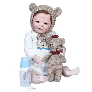 Bambola Reborn realistica da 22 pollici con cappello da orso marrone e pagliaccetto