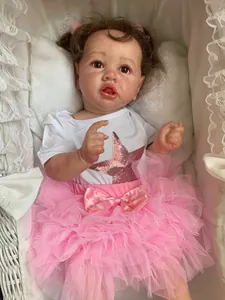Reborn Puppe im rosa Sternenshirt und Tüllrock in einem weißen Weidenkorb