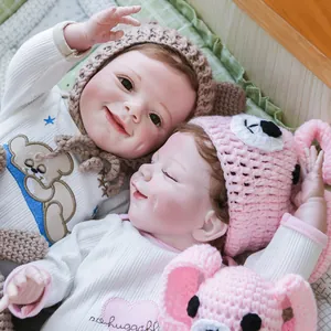 Bambole reborn da 22 pollici realistiche con pagliaccetti bianchi e cappelli di lana