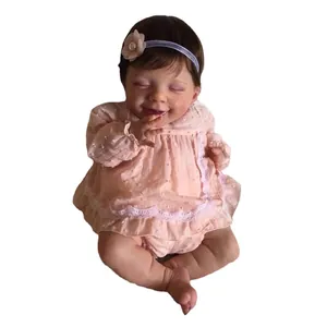 Realistische 22-Zoll Reborn-Babypuppe im rosa Punktekleid mit Blumen-Stirnband