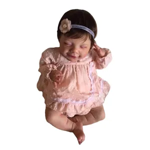 22 Zoll lebensechte Reborn Babypuppe April in rosa Spitzenkleid mit Blumen-Stirnband