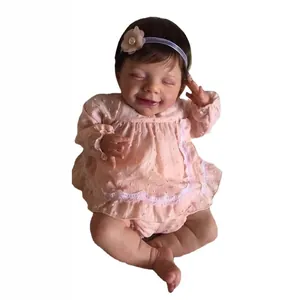 22 Zoll lebensechte Reborn Babypuppe April in rosa Spitzenkleid mit Blumenstirnband