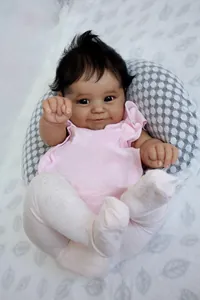 Dettaglio ravvicinato di una bambola Reborn Baby Maddie nera da 50cm con pelle realistica