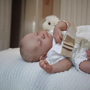 Poupée réaliste Levi reborn de 19 pouces en body dentelle sur couverture tricotée