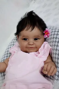 Dettaglio della bambola nera Reborn Maddie di 50 cm con abito rosa a balze