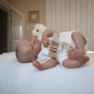 Poupée reborn Levi réaliste de 19 pouces dormant en dentelle blanche avec mouton