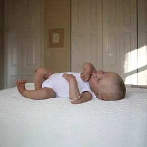 Poupée bébé reborn réaliste 19 pouces dormant sur une couverture en body blanc