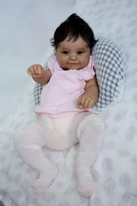 Dettaglio della bambola Reborn Baby Maddie 50cm con pelle realistica e abiti rosa