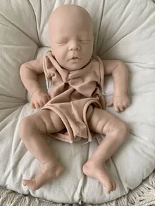 Poupée Reborn réaliste de 19 pouces endormie avec textures de peau et enveloppements doux