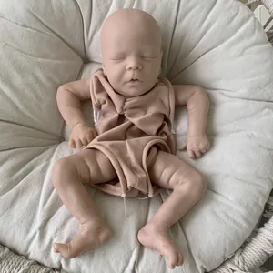Poupée bébé reborn réaliste Darren de 19 pouces dormant en barboteuse sur une chaise