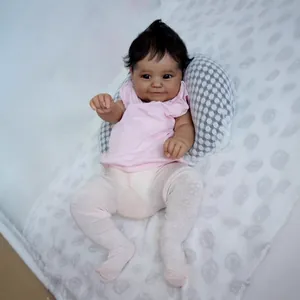 Bambola reborn nera realistica Maddie da 50cm con vestito floreale rosa su coperta morbida
